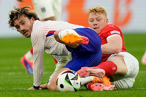 Nicolas Seiwald challenges Antoine Griezmann